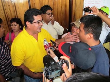 alvarez ataca periodista correo